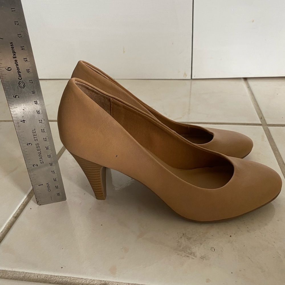 Sun + Stone nude tan pumps 7W NWOT